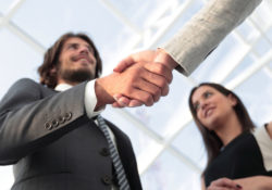 Foto: Gespräch zwischen Besucher und Aussteller (© Fotolia 196595366)